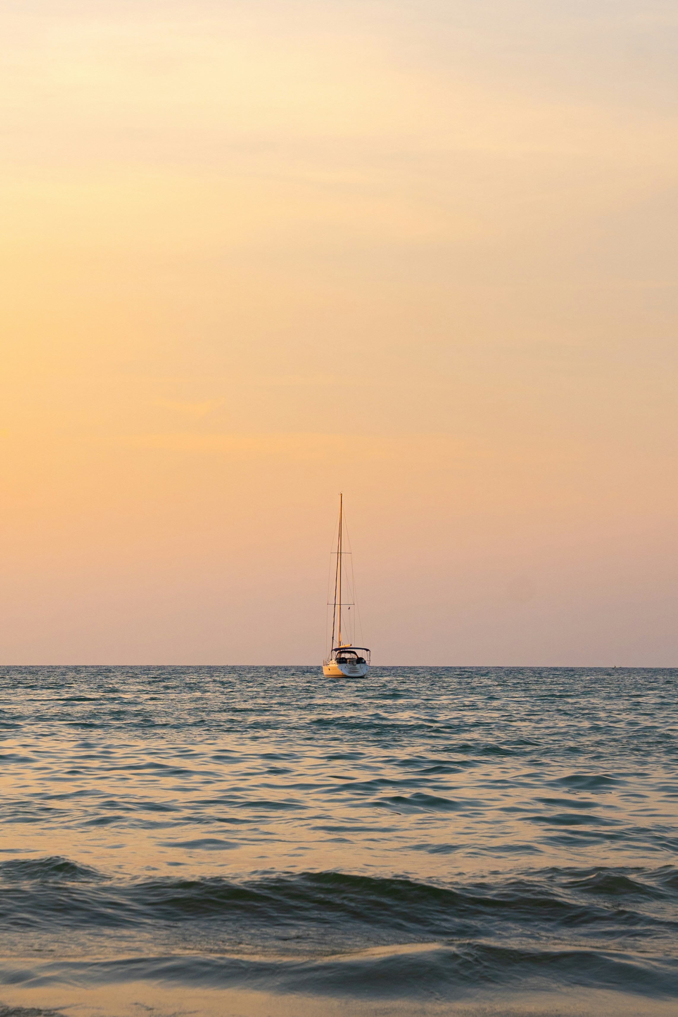Pessoa contemplando paisagem de montanha ao pôr do sol